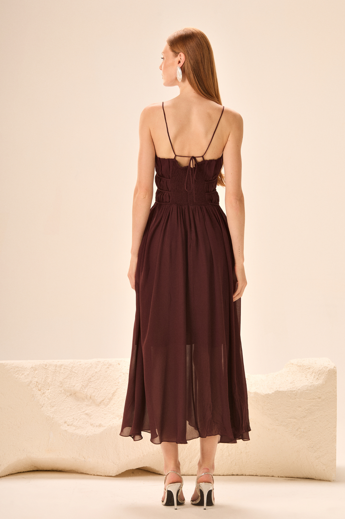 VESTIDO SYLVIA CREPE GEORGETTE MARROM