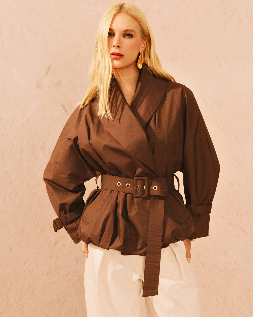 JAQUETA BOMBER CINTO MARROM